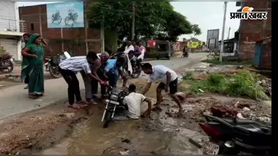 मंडरो बाजार में एक माह से खुली पड़ी कच्ची नाली, बाइक सवार गिरा; दुकानदार भी परेशान