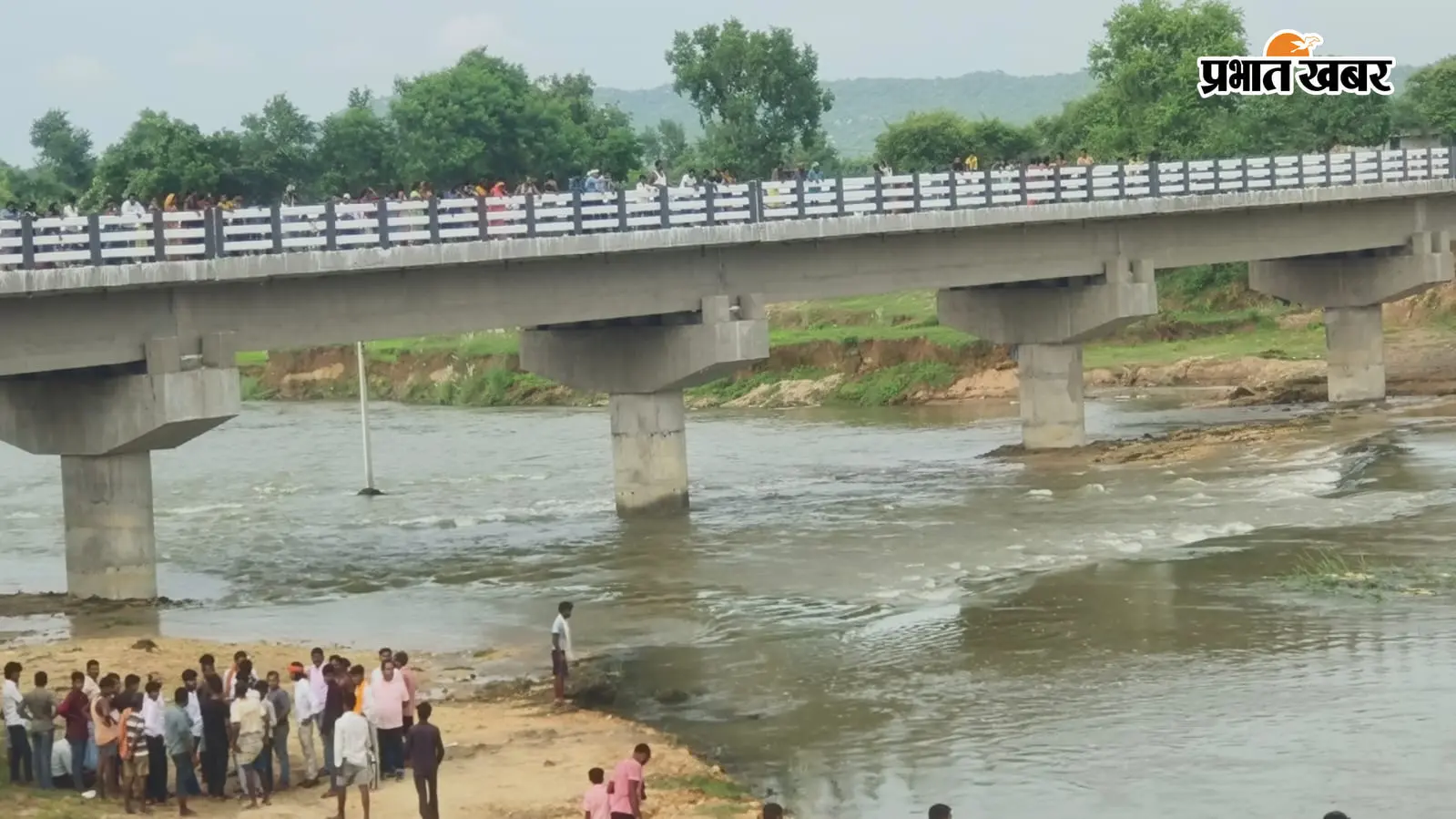 वीडियो बनाने की चाहत पड़ी भारी, नदी में उतरे तीन युवक, एक को बचाया, दो लापता