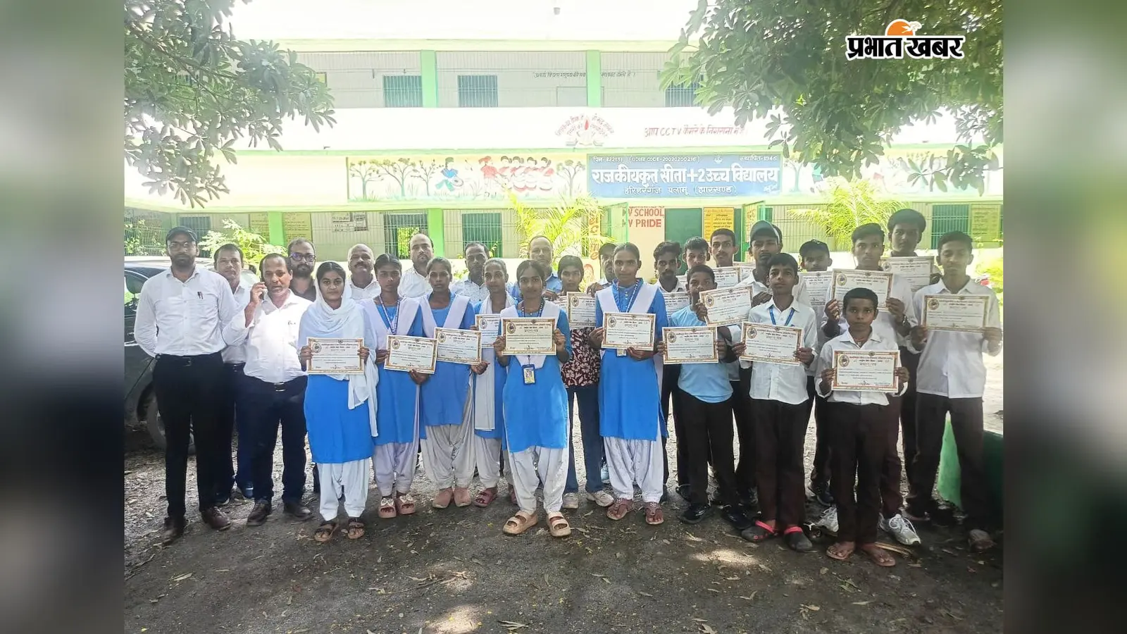 हरिहरगंज में खेल दिवस पर विद्यार्थियों ने दिखाया दमखम, दौड़ से फुटबॉल तक खूब हुआ मुकाबला