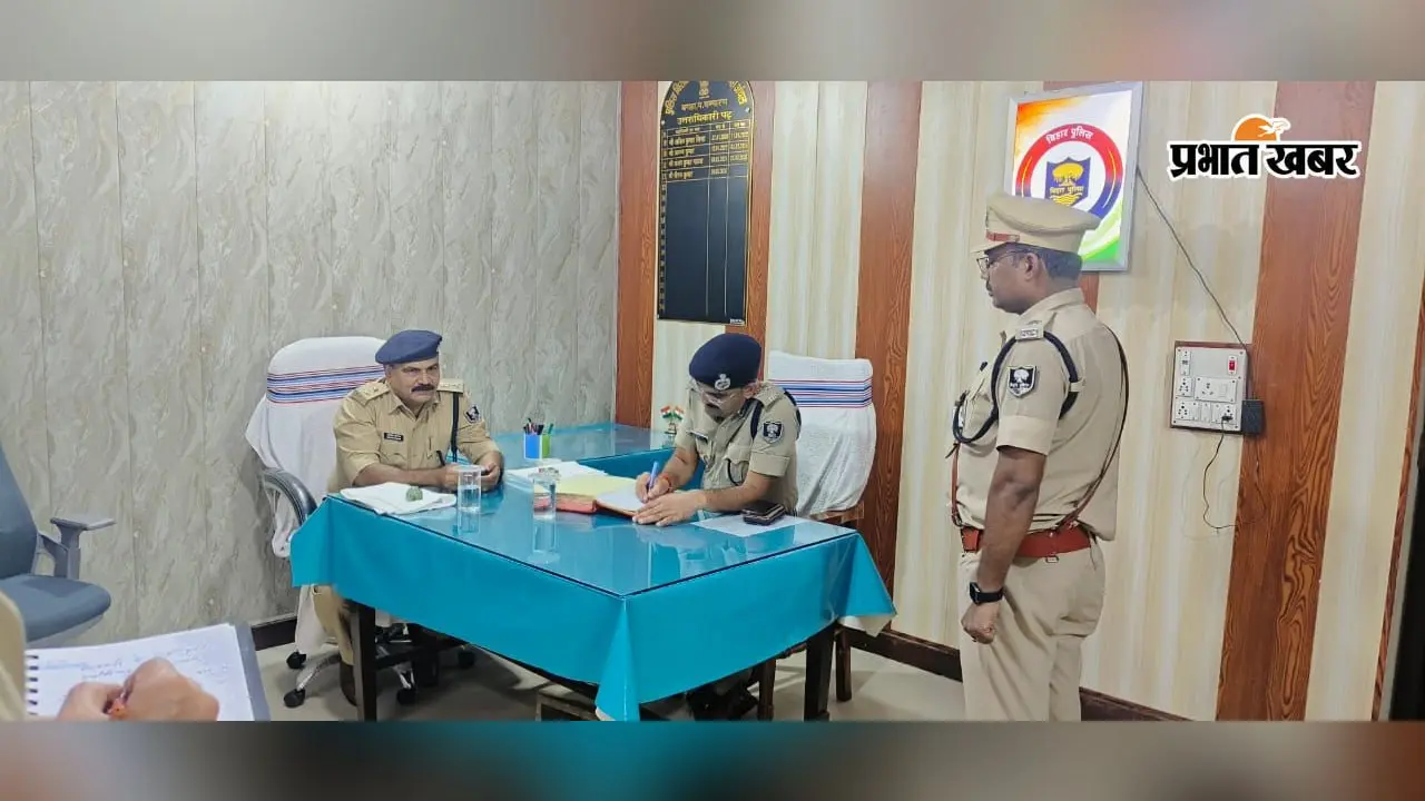 डीआईजी के निरीक्षण से बगहा अंचल कार्यालय में हलचल, लंबित मामलों पर सख्त निर्देश