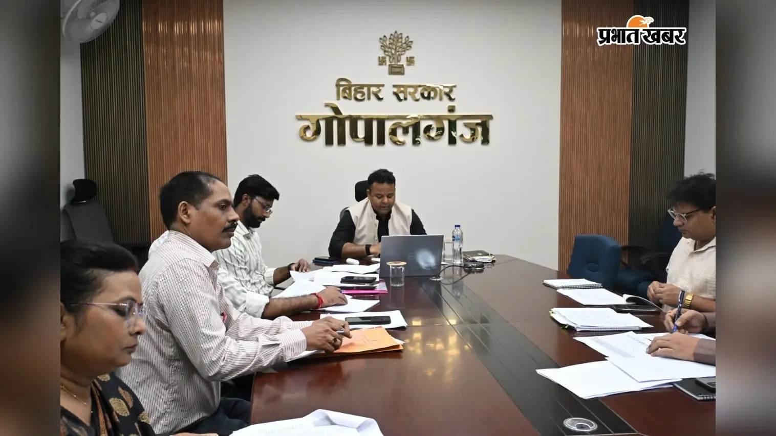 गोपालगंज में विकास योजनाओं की डीएम ने की समीक्षा, भूमि विवाद और अतिक्रमण के मामलों के शीघ्र निपटारे का निर्देश