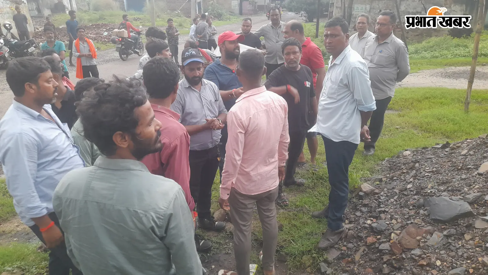 गोफ के बाद फेंसिंग को लेकर बीसीसीएल-ग्रामीण आमने-सामने, खतरे में एक दर्जन परिवार