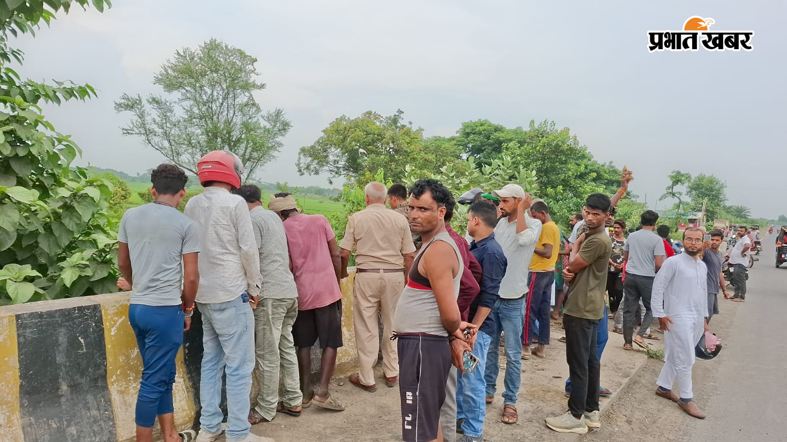 1- घटना स्थल पर तहकीकात करते एसडीपीओ सुबोध कुमार व थानाध्यक्ष सुनील कुमार सिंह  2- घटना स्थल पर मौजूद ग्रामीण  | Prabhat Khabar Network