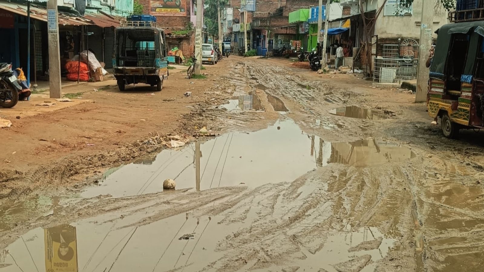 बदहाल सड़क की तस्वीर