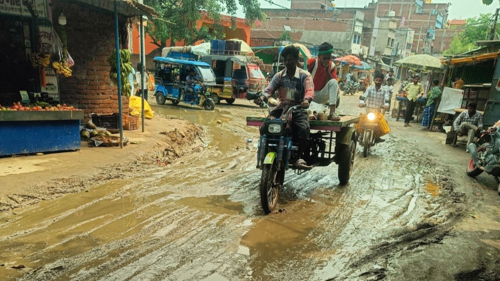 बदहाल सड़क की तस्वीर