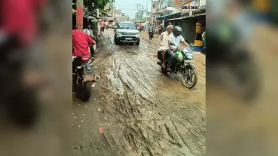गोविंदपुर चौक की सड़क पर जलजमाव और कीचड़ से परेशानी, महायज्ञ व दुर्गापूजा को लेकर बढ़ी चिंता