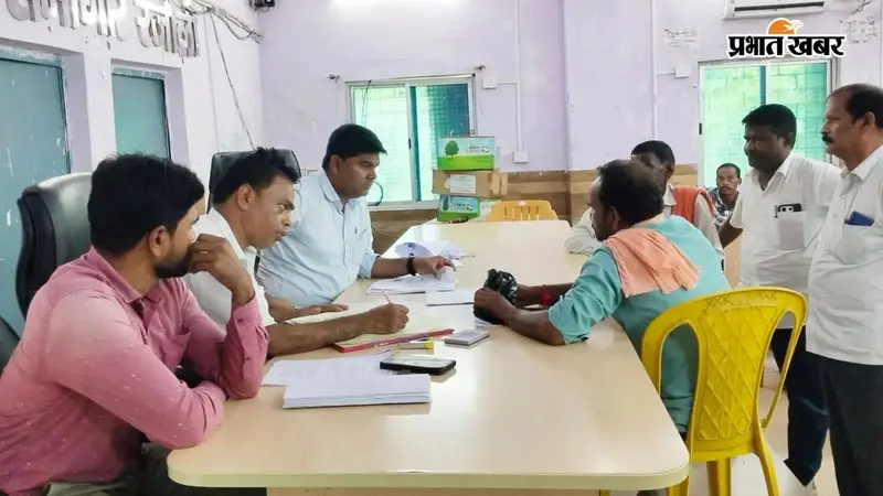 रजौली में जनता दरबार में पांच भूमि विवादों का निपटारा, सीओ ने कहा- विवाद होने पर कानून का सहारा लें