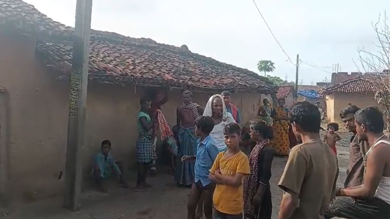 मृतक के घर के पास ग्रामीणों की भीड़ 