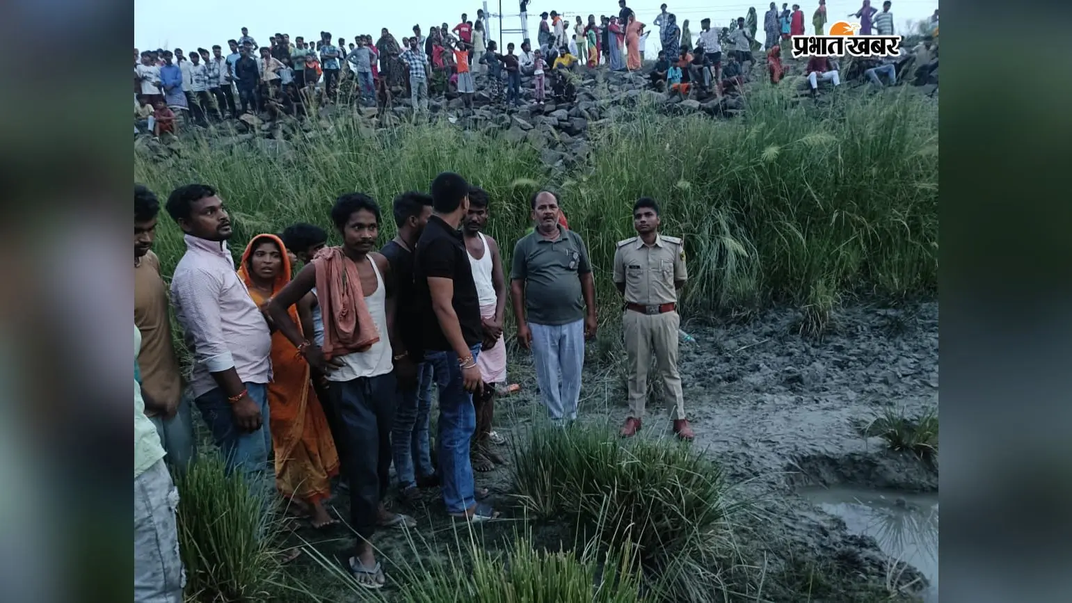 महनार में 14 वर्षीय छात्रा के डूबने से हड़कंप, रेलवे लाइन किनारे पानी भरे गड्ढे में चल रही खोजबीन