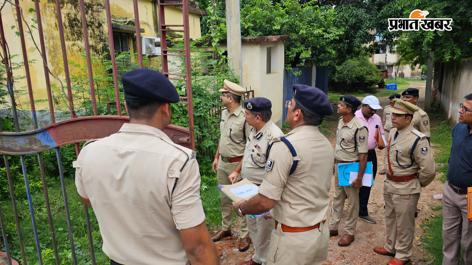 फोटो - 1. राजगीर थाना भवन का निरीक्षण करते आईजी जितेंद्र राणा एवं अन्य | Prabhat Khabar Network