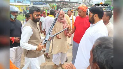 बक्सर में गरीबों के बीच बांटे गये छाते, 90 वर्षीय वृद्ध को पहला छाता देकर शुरू हुआ कार्यक्रम