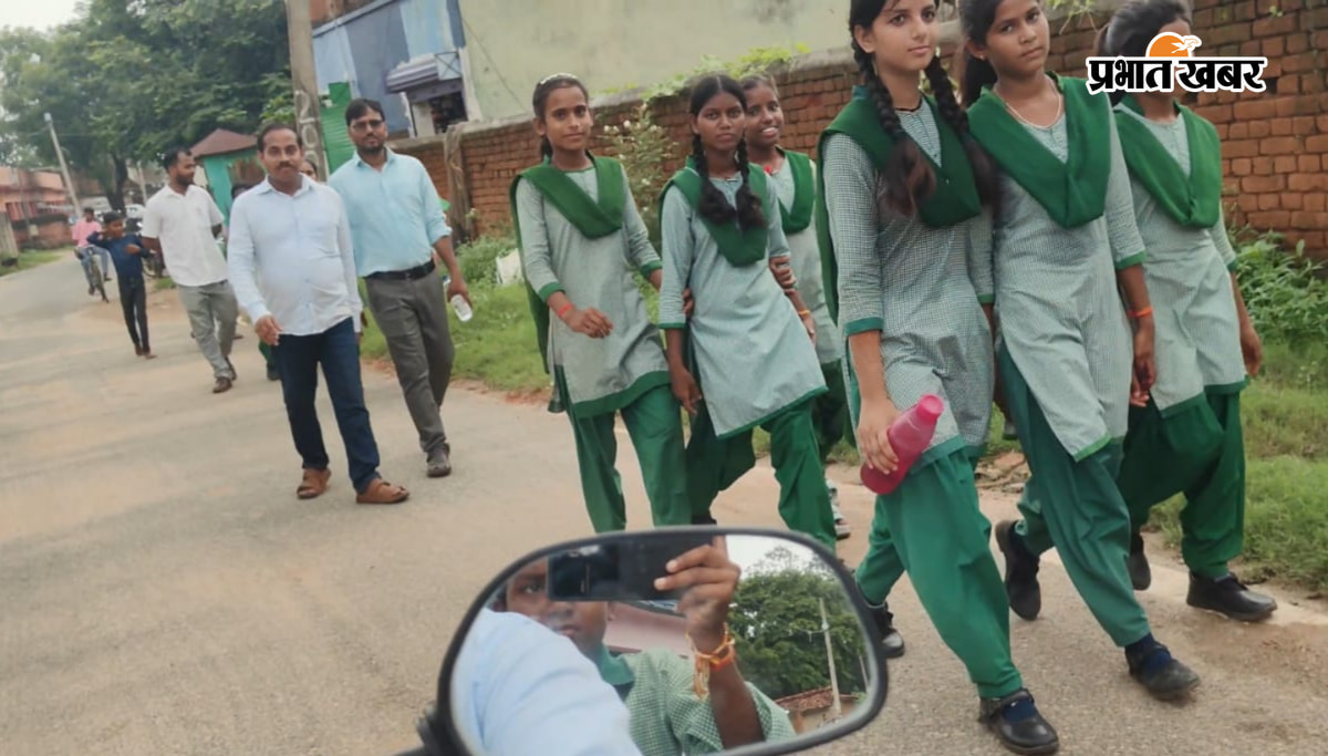 अभिभावक से वार्ता करते प्रधानाध्यापक,अभियान में शामिल स्कूली बच्चे. | Prabhat Khabar Network