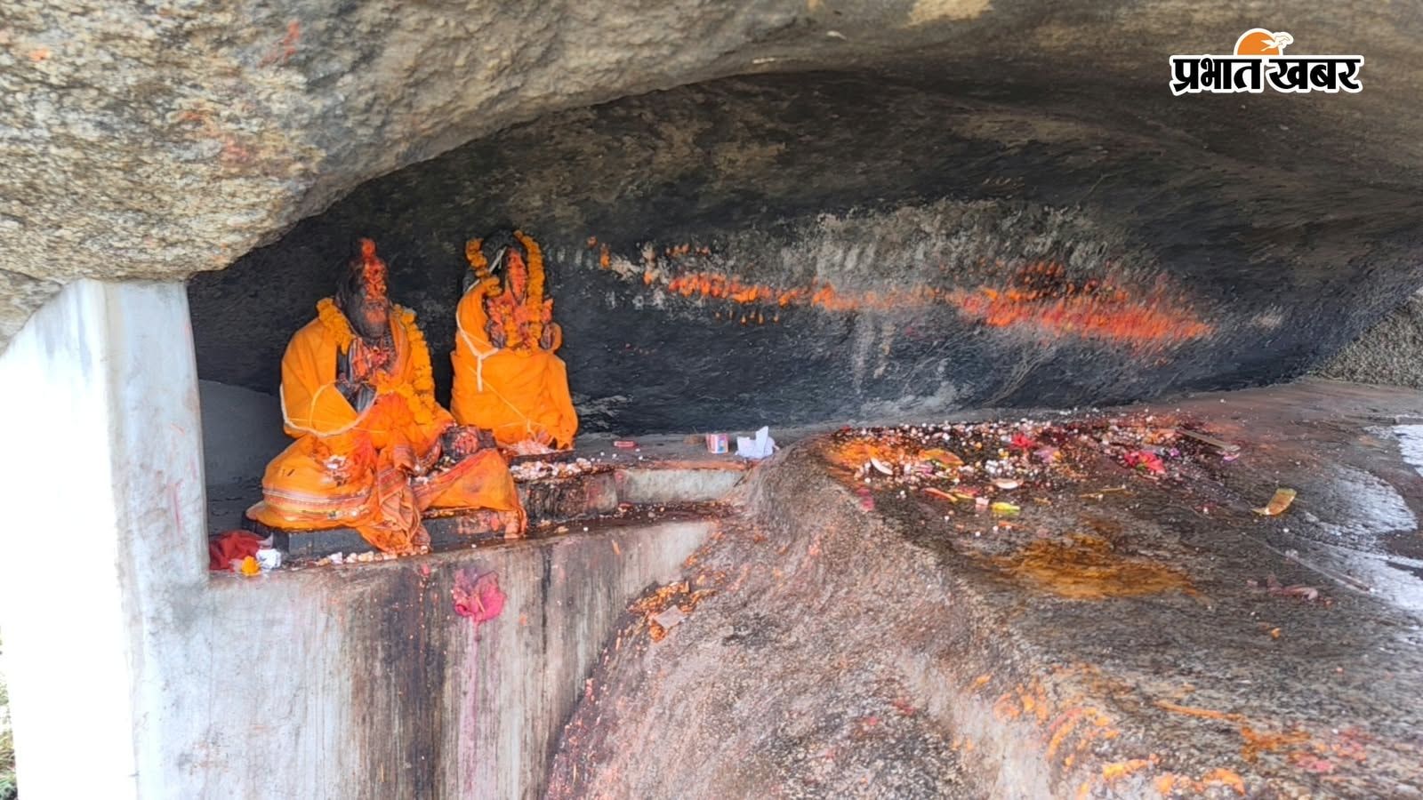 पर्वत पर स्थित मंदिर के गर्भगृह की तस्वीर