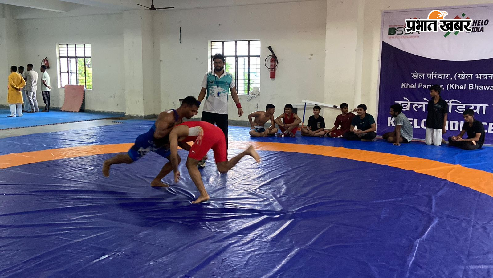 प्रतियोगिता के दौरान खेल पदाधिकारी व अपनी प्रतिभा का प्रदर्शन करते हुए | Prabhat Khabar Network