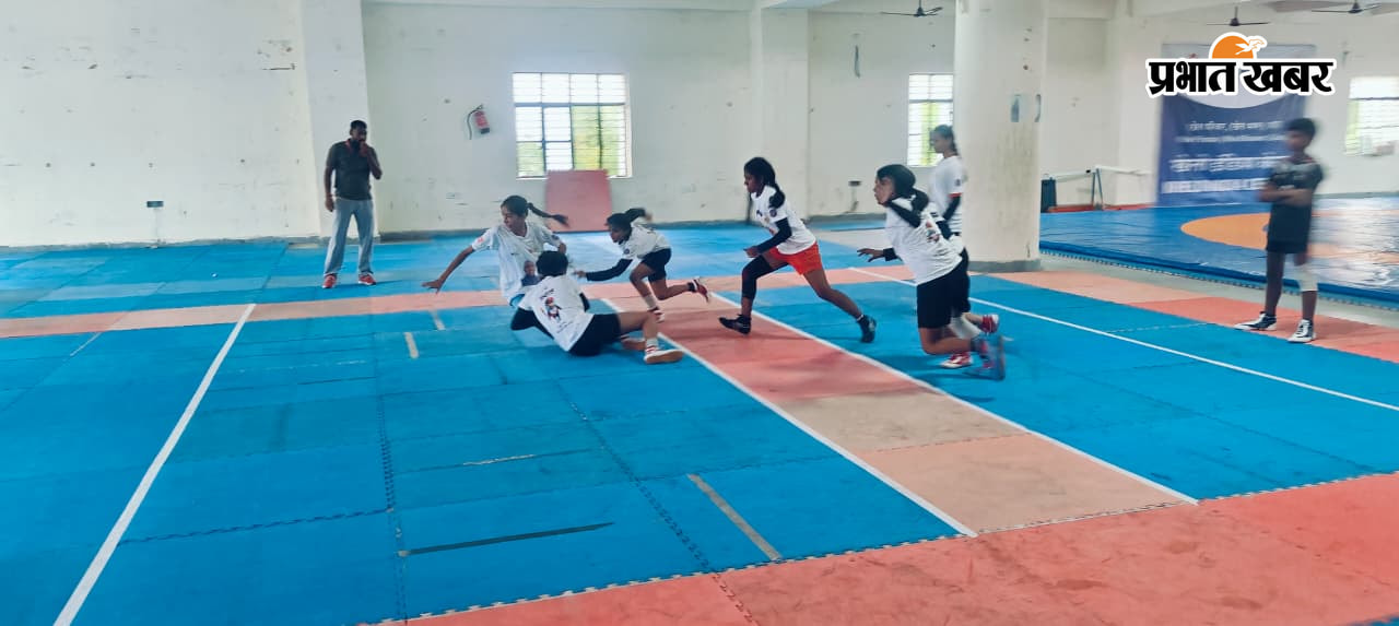 प्रतियोगिता के दौरान खेल पदाधिकारी व अपनी प्रतिभा का प्रदर्शन करते हुए | Prabhat Khabar Network
