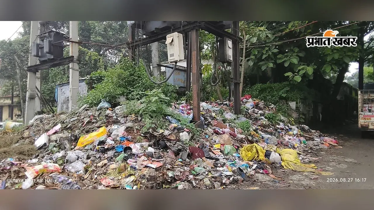 दुर्गंध से परेशान थीं छात्राएं, डीसी के निर्देश पर सात घंटे चला सफाई अभियान