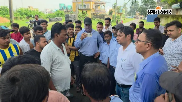 रांगापाड़ा में सेल का बुलडोजर देख भड़के दुकानदार, किया पुरजोर विरोध