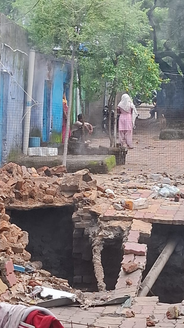 गोधर में हुए भू धसान की तस्वीर और फेंसिंग करने पहुंचे बीसीसीएल कर्मियों से बात करते स्थानीय लोग | Prabhat Khabar Network
