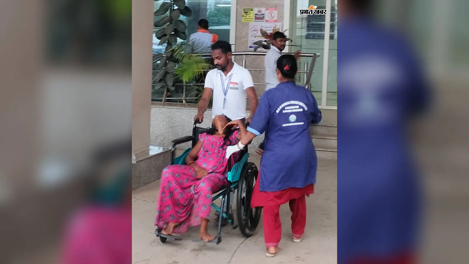 अस्पताल गेट के बाहर मां ने बच्चे को दिया जन्म, टेंपो में प्रसव के बाद आधे घंटे तक नहीं पहुंचे स्वास्थ्य कर्मी