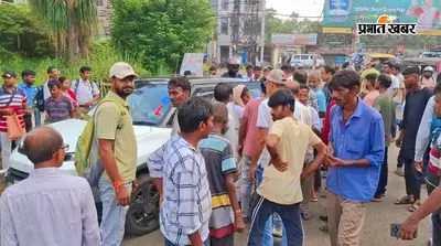 आसनसोल में कार की टक्कर से बाइक सवार जख्मी, हेलमेट ने बचा ली जान