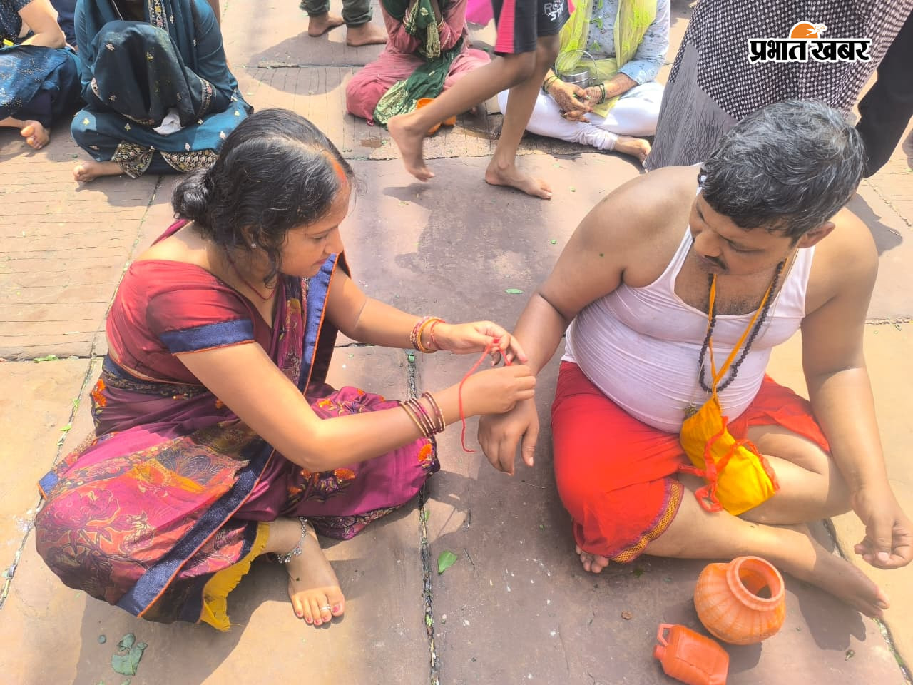 पंडित जी को राखी बांधती महिला श्रद्धालु | Prabhat Khabar Network