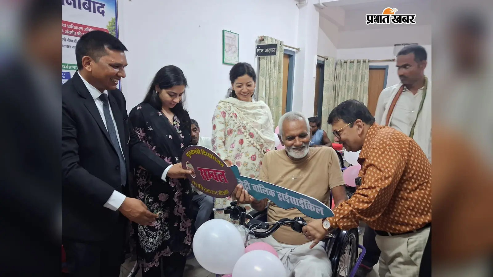 जहानाबाद: पटना हाईकोर्ट के न्यायमूर्ति बिवेक चौधरी ने दिव्यांगों को बांटे मोटराइज्ड ट्राईसाइकिल व उपकरण, लोक अदालत प्रचार रथ को दिखाई हरी झंडी