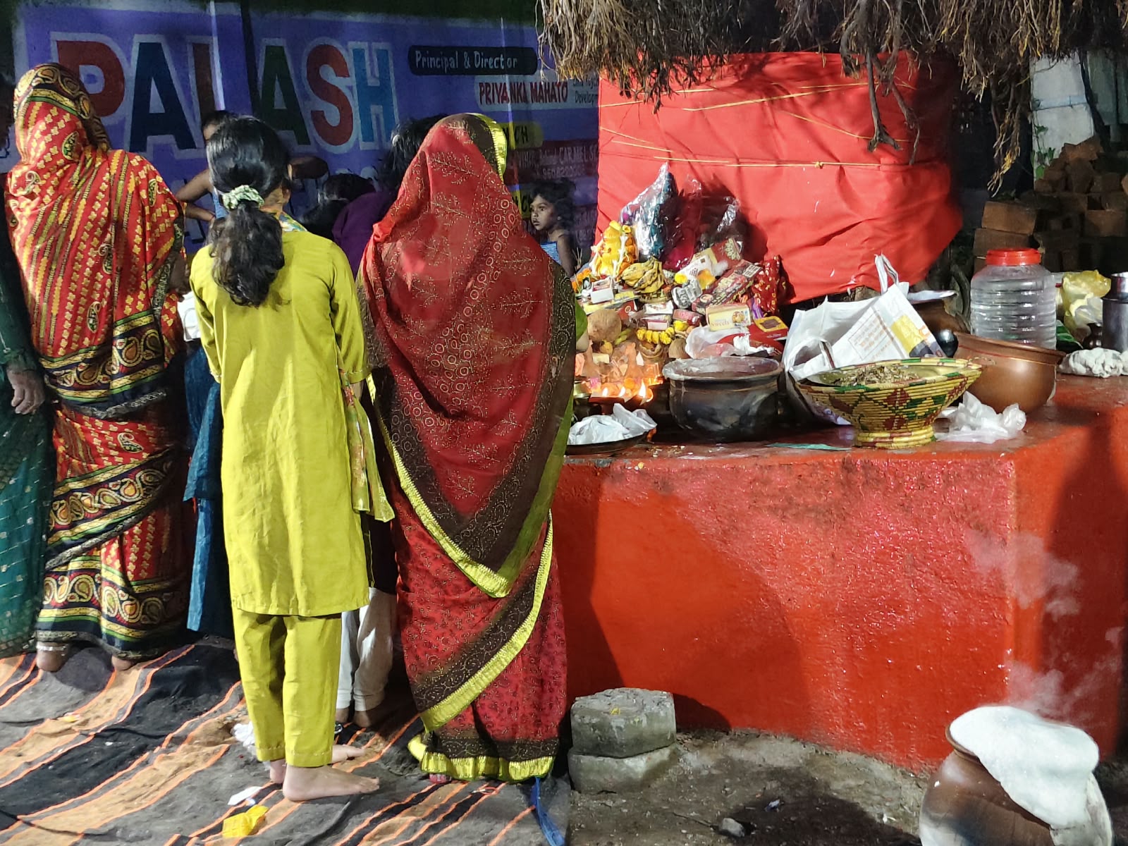 पूजा करतीं महिलाएं.
