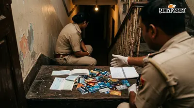 पटना के गांधीनगर लॉज में साइबर गिरोह का खुलासा, 122 ATM कार्ड और चेकबुक बरामद; बदमाश फरार