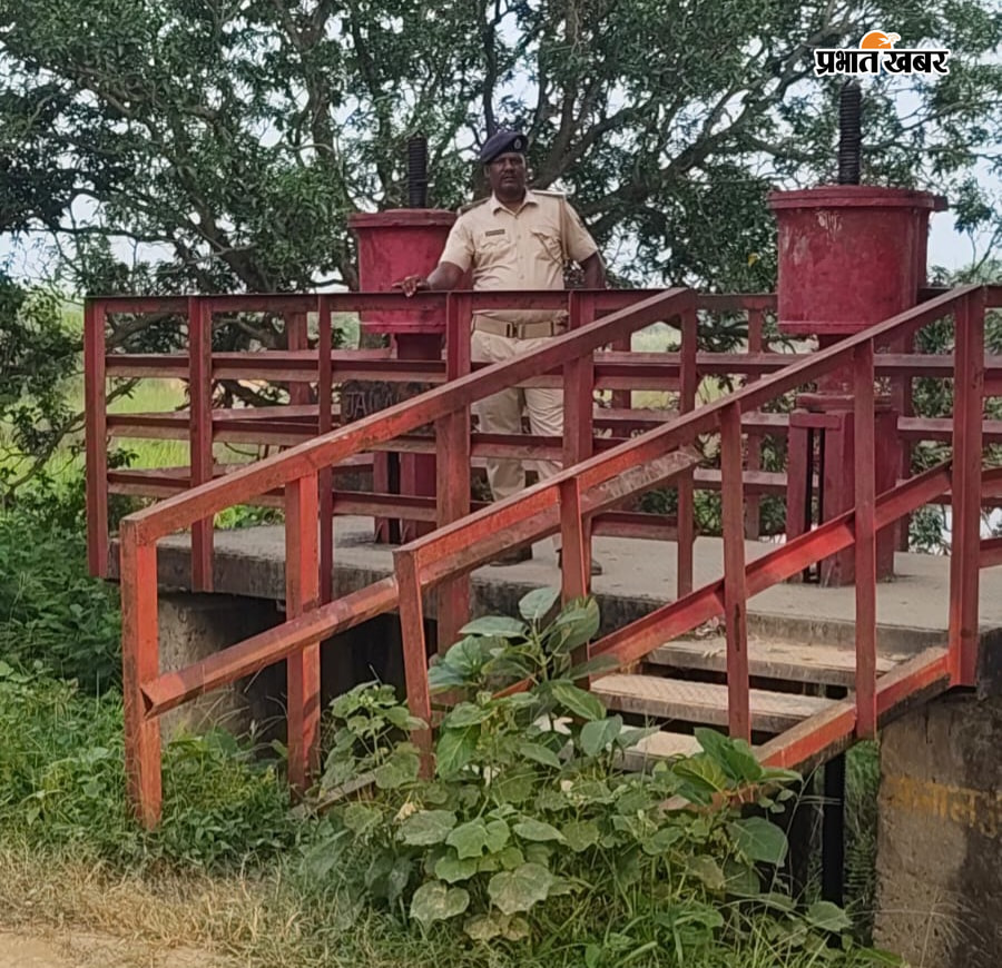 - नाव से सुरक्षित स्थान पर जाते लोग - बाढ़ से प्रभावित क्षेत्र में मेडिकल शिविर | Prabhat Khabar Network