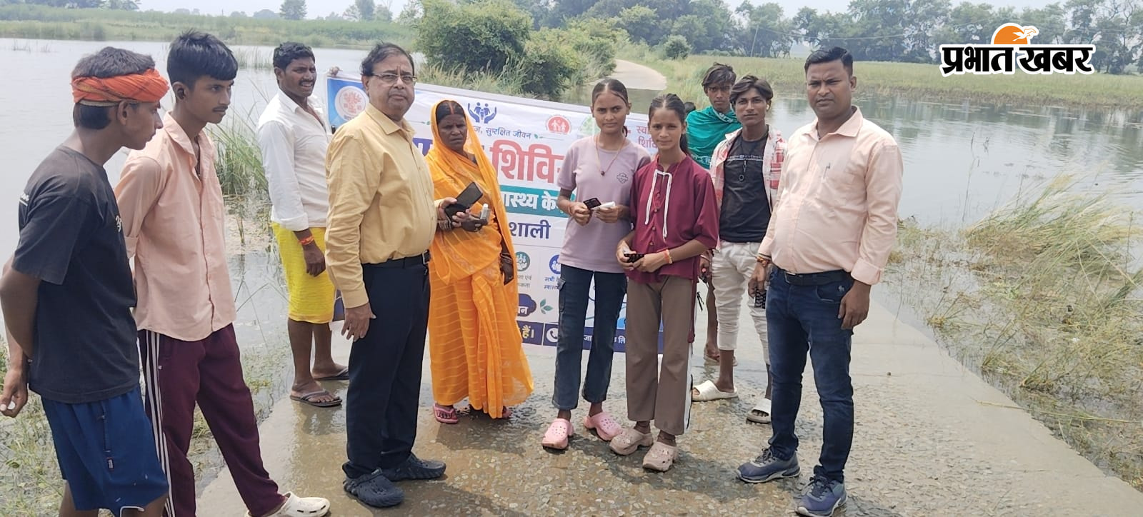 - नाव से सुरक्षित स्थान पर जाते लोग - बाढ़ से प्रभावित क्षेत्र में मेडिकल शिविर | Prabhat Khabar Network