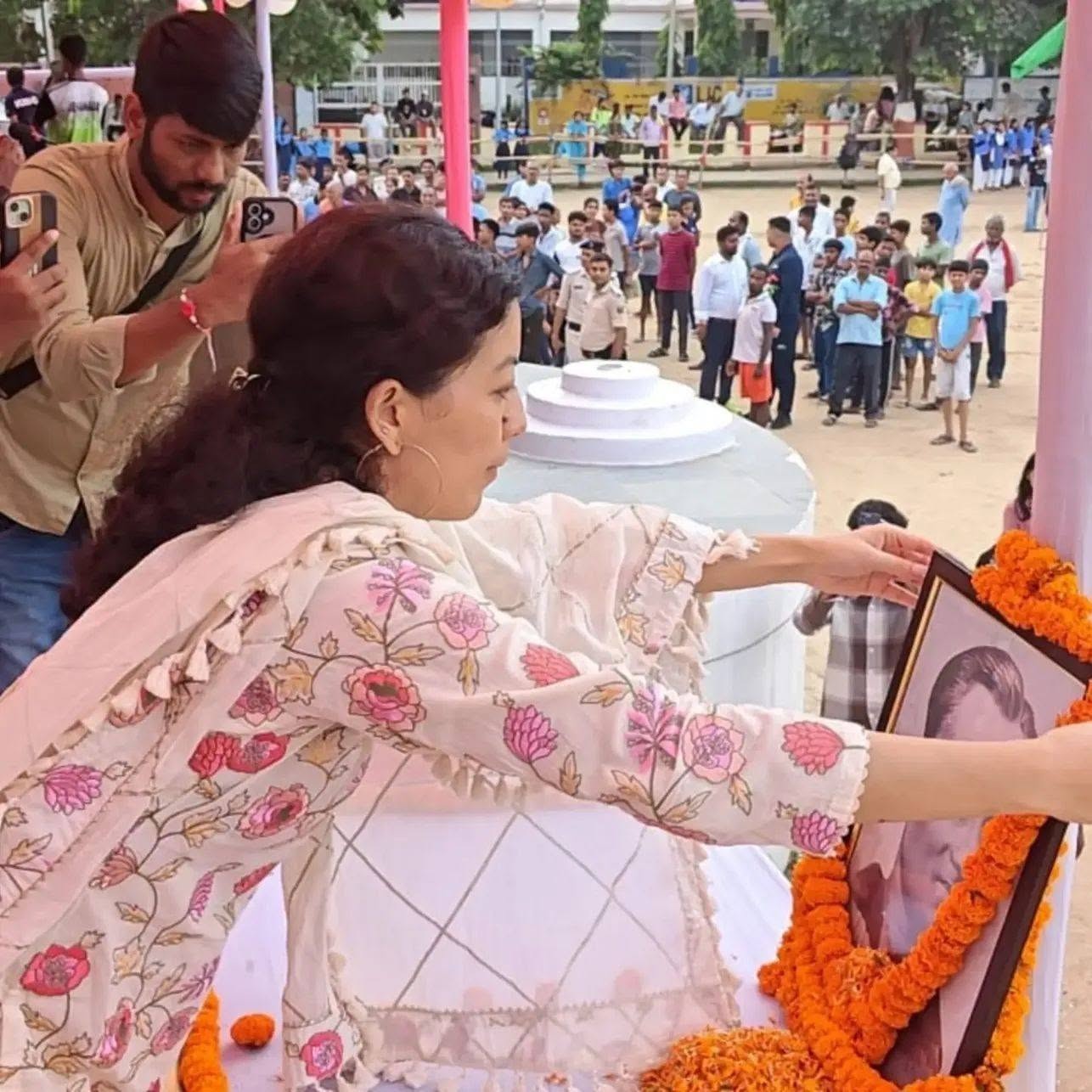 मेजर ध्यानचंद के चित्र पर माल्यार्पण करती डीएम