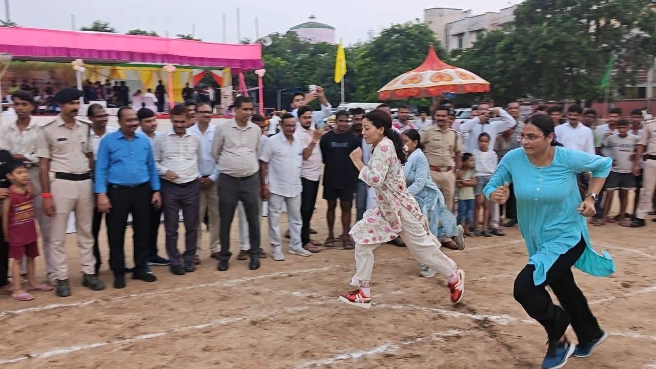 डीएम ने भी लगाई दौड़, मैदान में दिखा जोश