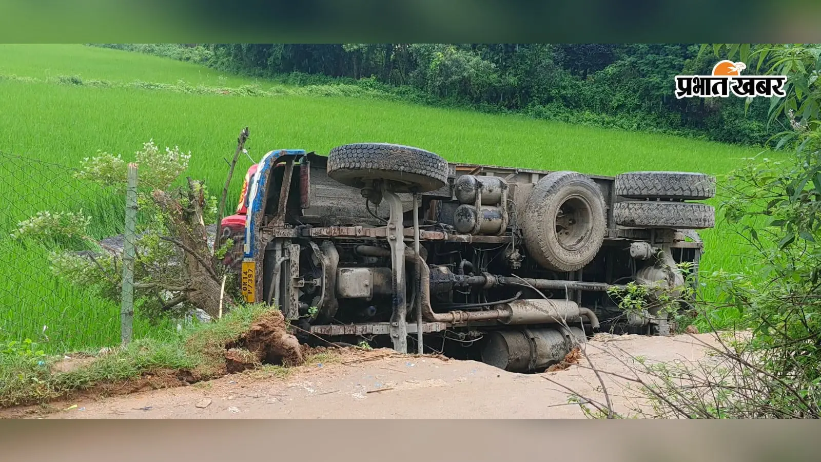 डिपाटोली के पास कच्ची सड़क पर पलटा डंपर, आवागमन बाधित