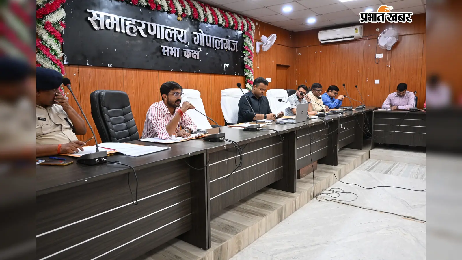 गोपालगंज डीएम छाड़ी नदी पर सख्त, अतिक्रमण हटाने का दिया निर्देश, कचरा डालने पर होगी कार्रवाई