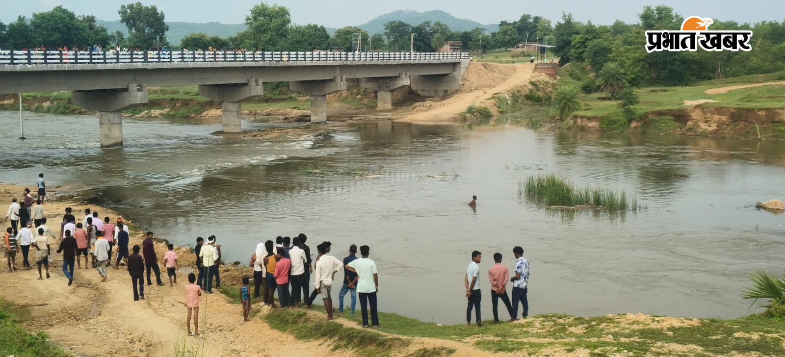 बटाने नदी में बरामद युवक का शव और घटनास्थल पर जुटी ग्रामीणों की भीड़.   | Prabhat Khabar Network