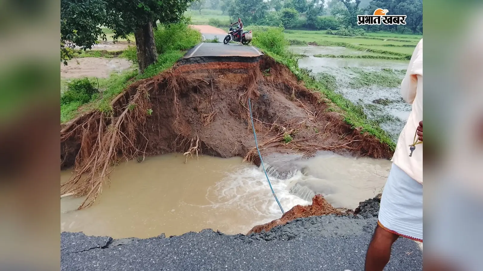 लातेहार में बारिश का कहर, कई सड़कों पर आवागमन ठप