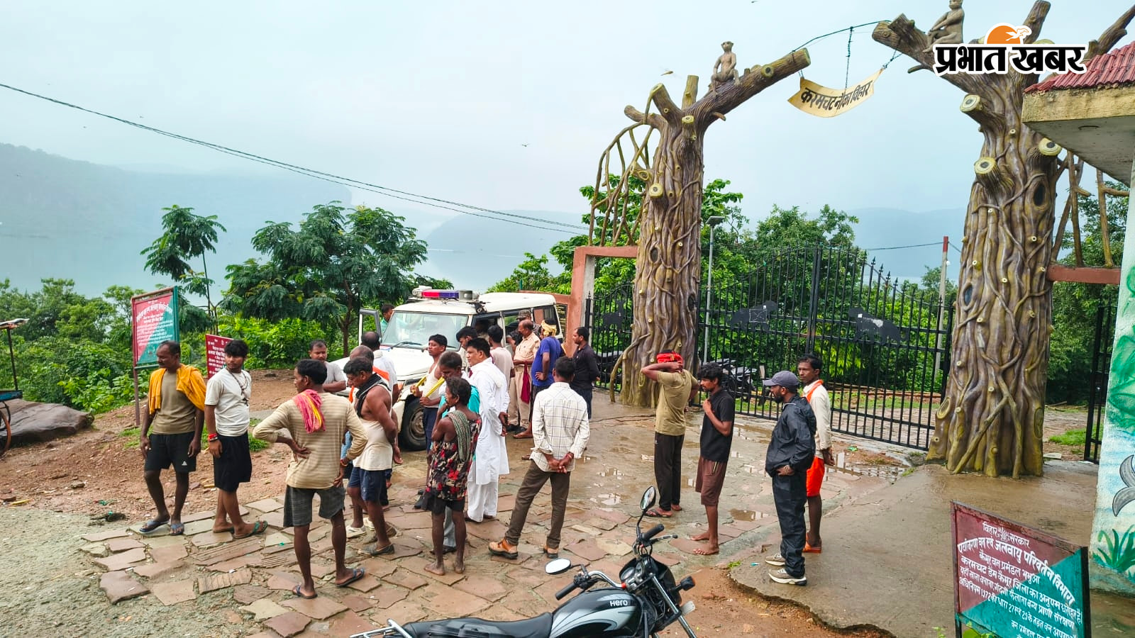 शव मिलने के बाद पंचनामा तैयार करती पुलिस मौके पर परिजन व स्थानीय लोग | Prabhat Khabar Network