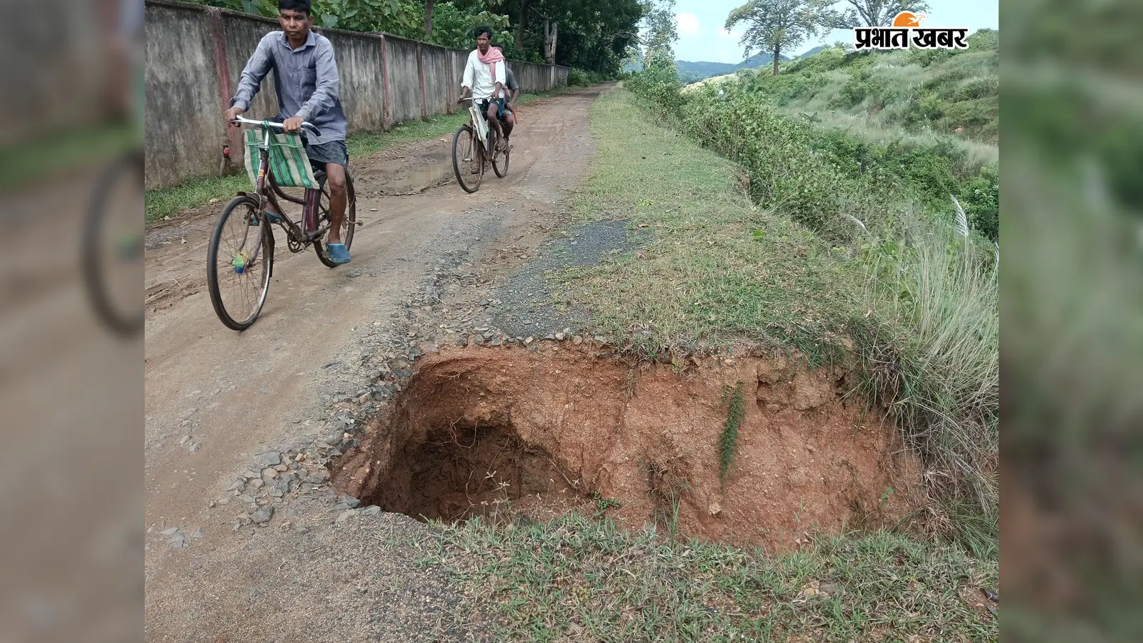 बड़ी घटना को निमंत्रण देती दस फीट गहराई तक धंसी आधी सड़क