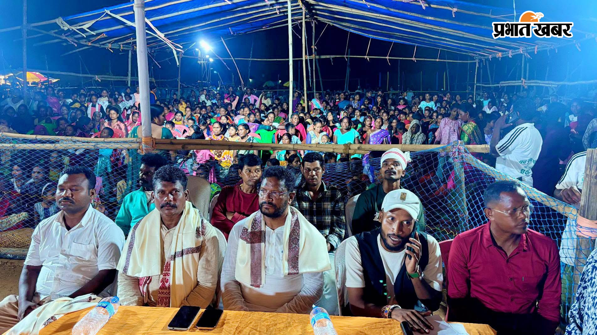 खरसावां प्रखंड के बोडडा गांव में आयोजित सांस्कृतिक कार्यक्रम का लुफ्त उठाते लोग | Prabhat Khabar Network