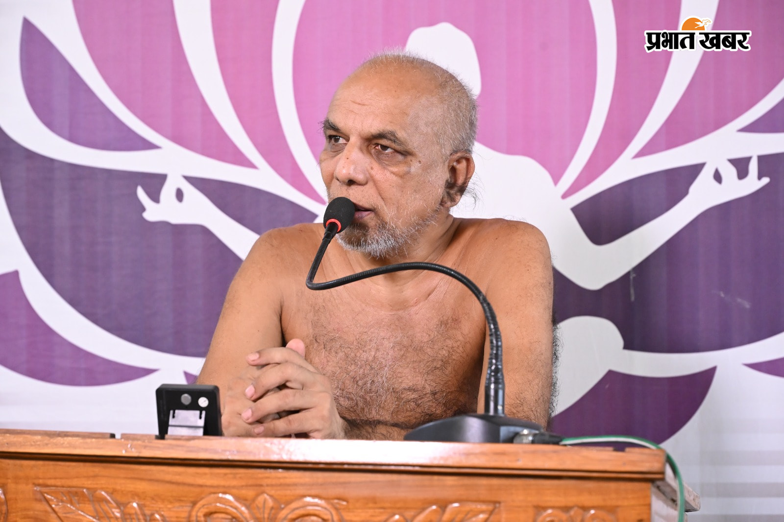 धार्मिक कार्यक्रम मे शामिल श्रद्धालू एवं प्रवचन देते मूनी श्री प्रमाण सागर जी महाराज | Prabhat Khabar Network