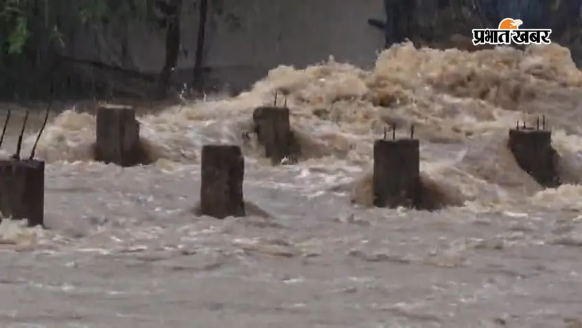 रोहतास: कैमूर पहाड़ी पर लगातार बारिश से नदियां और झरने उफान पर, सीता कुंड में बाढ़ जैसे हालात; वन विभाग ने गुप्ता धाम मार्ग किया बंद
