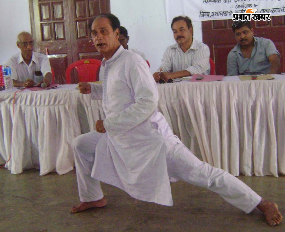 खरसावां शैली के छऊ नृत्य के एक विशेष मुद्रा में डेमोस्ट्रेशन देते गुरु कामाख्या प्रसाद षड़ंगी (फाइल फोटो) | Prabhat Khabar Network