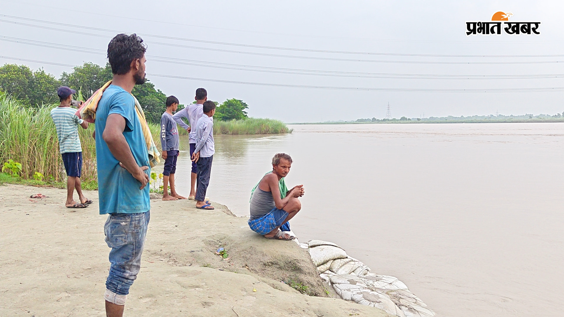 बलिगावा गंडक नदी किनारे बैठ, स्थानीय लोग जलस्तर को देखते हुए | Prabhat Khabar Network