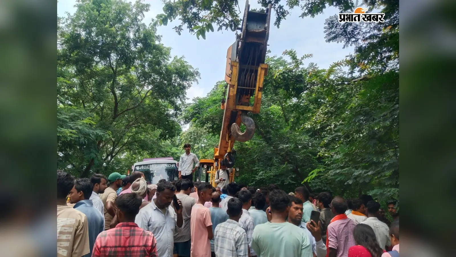 हाइवा की चपेट में आने से औरंगाबाद में वृद्ध की मौत, मुआवजे की मांग पर आक्रोशित लोगों ने किया सड़क जाम