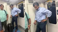 Javagal Srinath Metro Viral Photo: न सिक्योरिटी, न तामझाम-मेट्रो में आम यात्री की तरह दिखे जवागल श्रीनाथ, फोटो वायरल