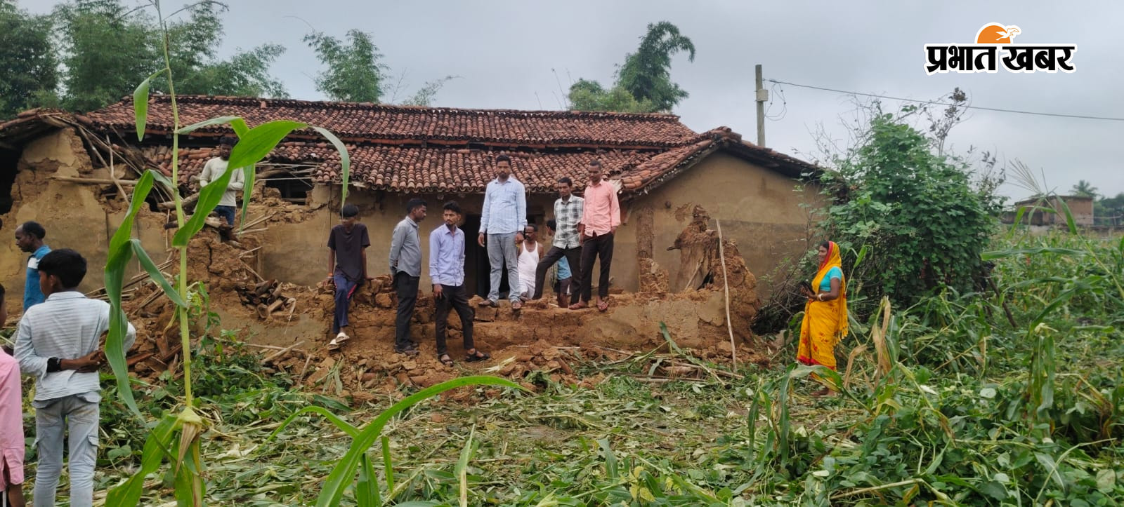 हाथियों द्वारा तोड़ा गया मकान की तस्वीर टेढ़ा किया गया चापाकल की तस्वीर देखने के लिए जुटी भीड़ | Prabhat Khabar Network
