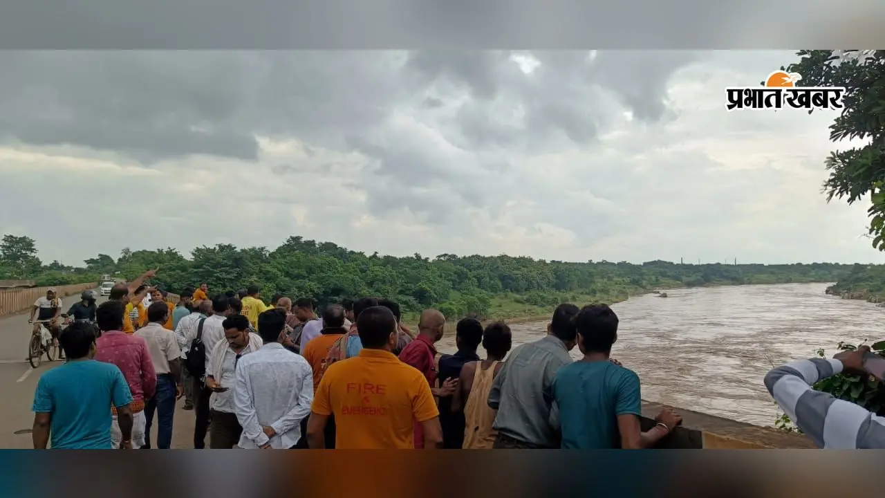 युवक ने नदी में लगाई छलांग, बाइक के नंबर से हुई पहचान, तलाश जारी