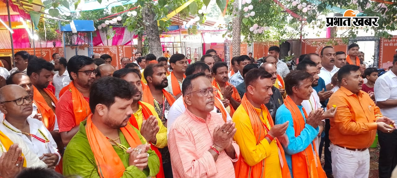 853 नहरी दास का पुजा करते श्रद्धालु 4855 मीरगंज में शोभा यात्रा निकलते स्थानीय लोग 4877 संत शिरोमणि नरहरी दास की पुजा में शामिल श्रद्धालु | Prabhat Khabar Network