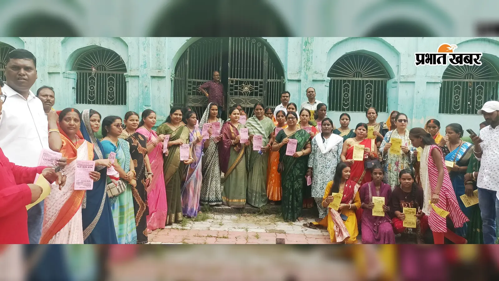 प्रकृति-परंपरा के रंग में रंगा बाघमारा, करमा महोत्सव पर निकली शोभा यात्रा; मांदर की थाप पर झूमे विधायक
