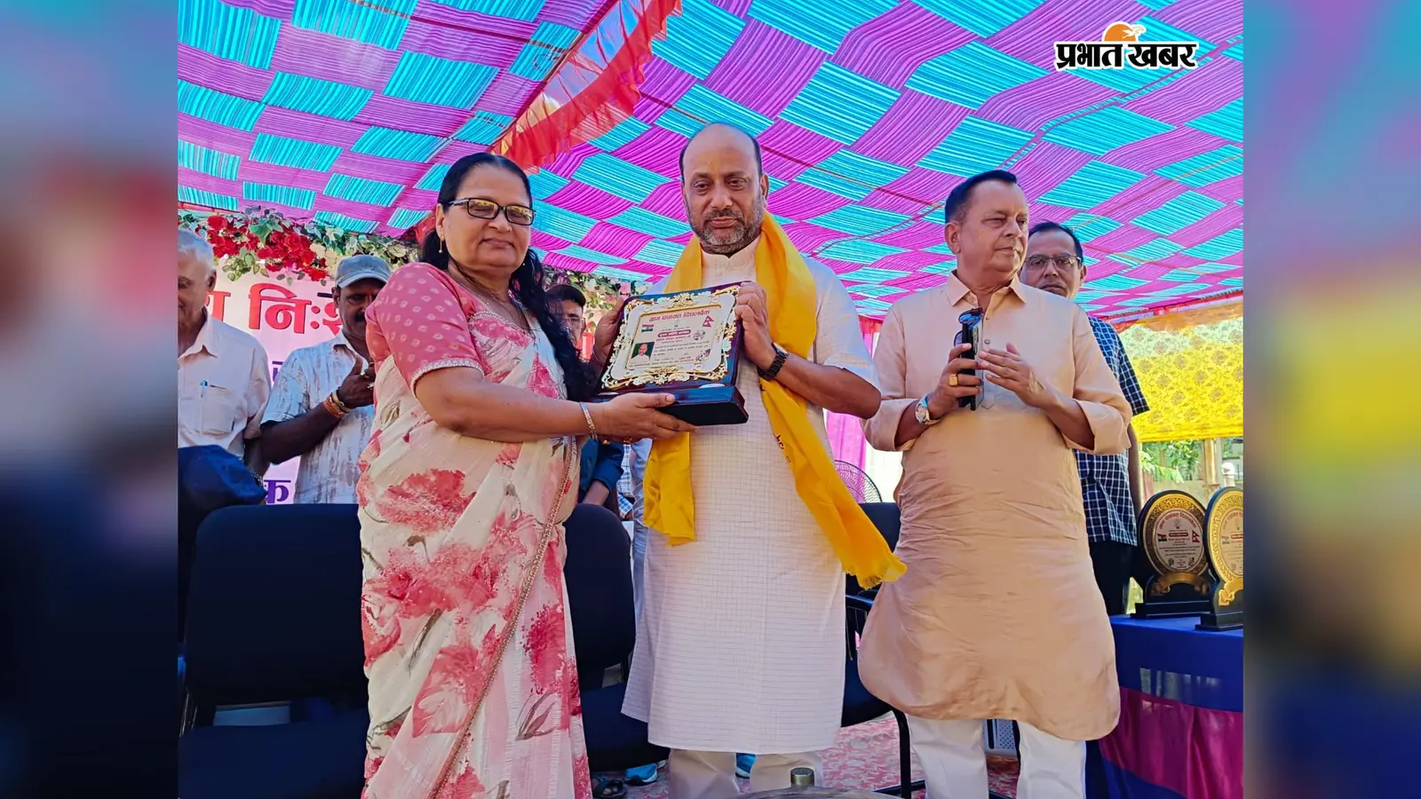 नेपाल से आए विशेषज्ञ, दिघलबैंक में सैकड़ों ग्रामीणों की आंखों की हुई मुफ्त जांच : मोतियाबिंद ऑपरेशन भी फ्री
